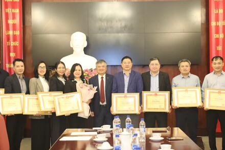 Văn phòng Chủ tịch nước trao bằng khen cho cán bộ biệt phái hoàn thành xuất sắc nhiệm vụ xử lý hồ sơ án tử hình